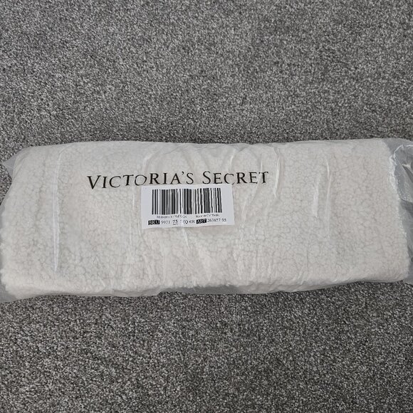 VICTORIA's SECRET ivory/cream SHERPA vs logo TOTE CARRYALL BAG limited edition - Picture 7 of 7